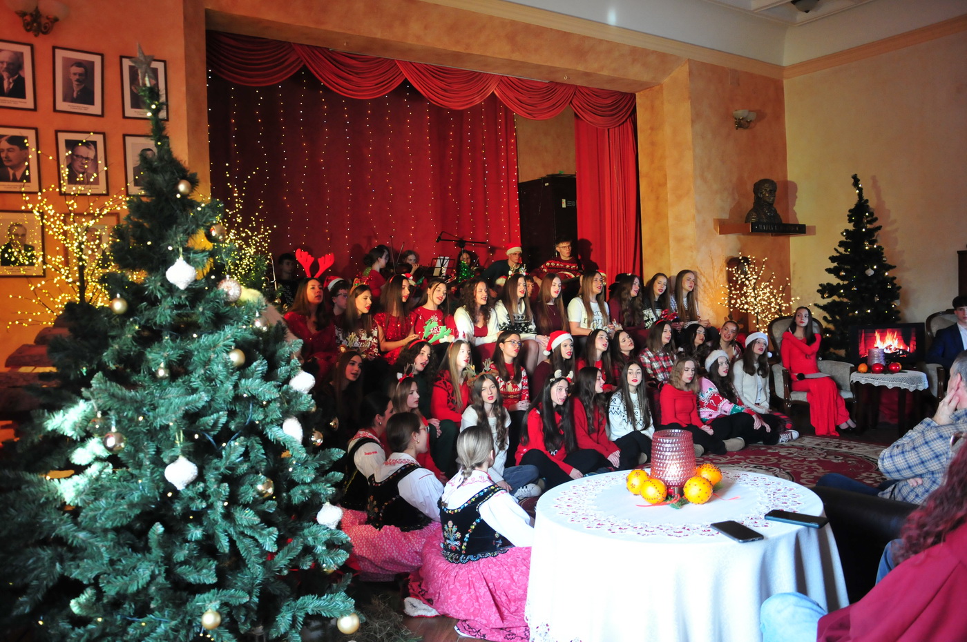 Zdjęcie Koncert Kolęd 2025 (5)d05821a8-05ae-4e4b-b97d-c8208b21b286.JPG w galerii Koncert Kolęd A. D. 2025 w II LO